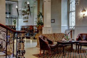 uma sala de estar com um sofá e uma mesa em The Midland Hotel em Bradford