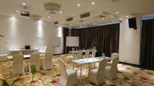 una sala de conferencias con mesas blancas y sillas blancas en InnB Park Hotel en Kuala Lumpur