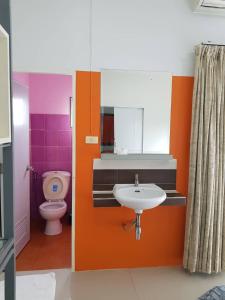 een badkamer met een wastafel en een toilet bij Buorana in Chon Buri