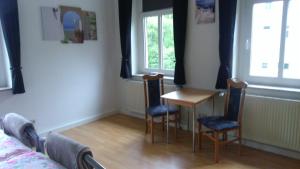a room with a table and chairs and a window at Giesis Wohlfühloase in Döbeln