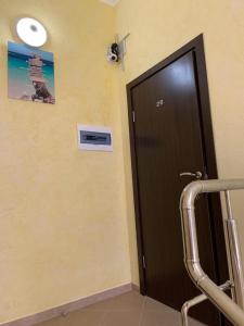 アゴイにあるЧерноморьеの壁掛け時計付きの部屋のドア