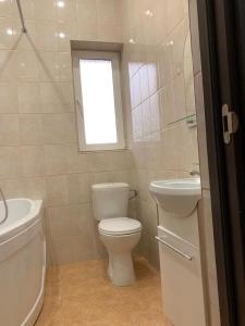アゴイにあるЧерноморьеの白いバスルーム(トイレ、シンク付)