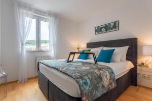Un dormitorio con una cama grande y una ventana en Apartments Stipisic, en Hvar