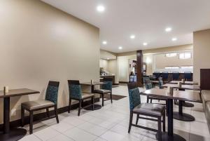 A restaurant or other place to eat at Comfort Suites - Sioux Falls