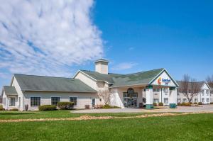a large white building with a green lawn at Comfort Inn Dyersville Near the Field of Dreams in Dyersville