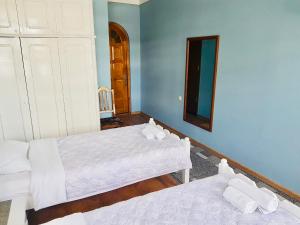 Zimmer mit 2 Betten und einem Wandspiegel in der Unterkunft Sweet Home at Ninoshvili 3 in Batumi