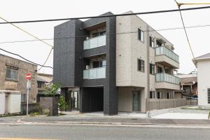 un edificio en la esquina de una calle en GRAND BASE Mojiko, en Kitakyushu