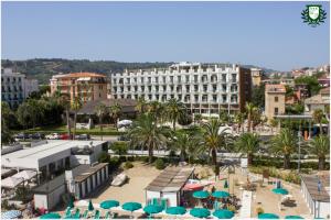 an aerial view of a resort with umbrellas and a building at Hotel Marconi in Grottammare