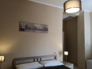 una camera con un letto con una foto sul muro di B&B Rossini a Vieste