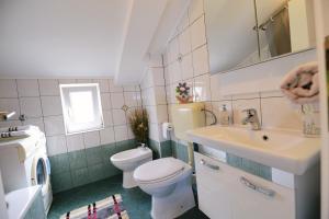 Ένα μπάνιο στο Apartments Basioli +30 φωτογραφίες