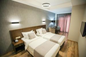 Rúm í herbergi á Crystal Hotel & SPA