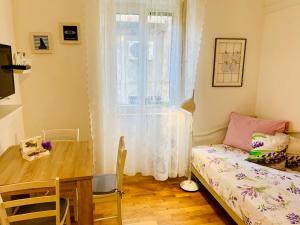 1 dormitorio con mesa, cama y ventana en Double A Split en Split