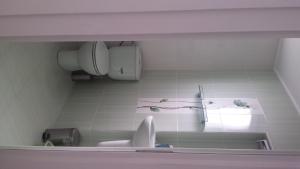 ソゾポルにあるGuest House Fanariのバスルーム(洗面台、トイレ付)が備わります。