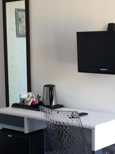 a desk with a coffee maker and a mirror at Hôtel SOLE E MARE in Saint-Florent