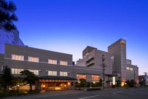 un grand bâtiment avec deux grands bâtiments dans l'établissement Hanabishi Hotel, à Hakodate