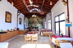 Un restaurant sau alt loc unde se poate mânca la Woodsvilla Resort Ranikhet