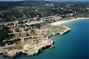 eine Luftansicht eines Resorts auf einer Insel im Wasser in der Unterkunft Tarragona Ciudad, El Serrallo AP-1 in Tarragona