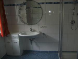 Kupatilo u objektu Gästehaus Bergrast