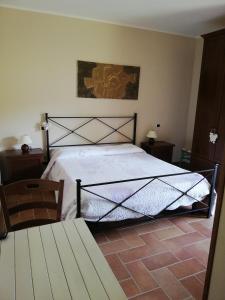 een slaapkamer met een groot bed en een stoel bij Agriturismo Prati degli Orti in Montiano