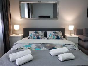 um quarto com uma cama com duas almofadas em Godfather Luxory Living Apartment em Niš