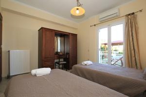 Un pat sau paturi într-o cameră la Alex Studios & Apartments