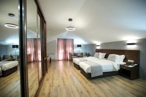 Rúm í herbergi á Crystal Hotel & SPA