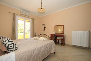 Un pat sau paturi într-o cameră la Alex Studios & Apartments