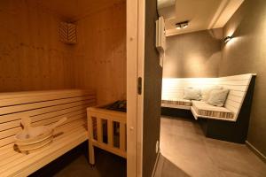Zimmer mit Sauna und Bank in der Unterkunft Villa Martha in Binz