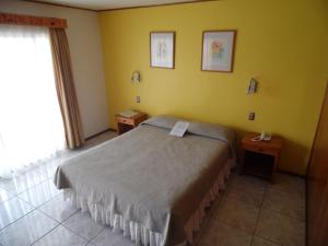 Rúm í herbergi á Hotel Manutara