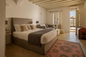 Postel nebo postele na pokoji v ubytování Cova Mykonos Suites