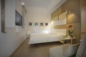 Säng eller sängar i ett rum på Santacroce Luxury Rooms