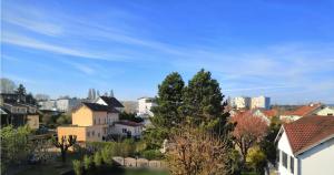 Blick auf eine Stadt mit Gebäuden und Bäumen in der Unterkunft BnBesak Besancon Micropolis in Besançon