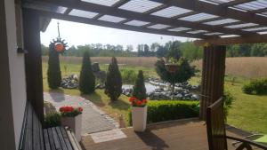 Blick auf den Garten von der Veranda eines Hauses in der Unterkunft Ferienhaus am Teich in Rottleberode