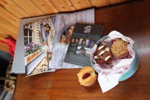 un libro y un plato de comida en una mesa en Shepherdshuts-southeast en Ashford