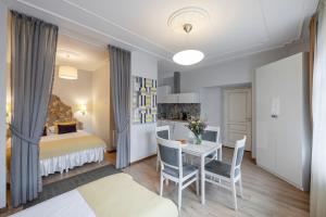 Habitación con cama, mesa y sillas. en Stepono apartments, en Vilna