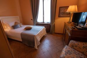 Telewizja i/lub zestaw kina domowego w obiekcie Albergo Le Due Corti