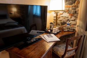 Telewizja i/lub zestaw kina domowego w obiekcie Albergo Le Due Corti