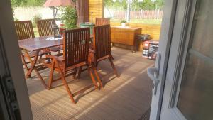 una veranda con tavolo e sedie su una terrazza di Ferienhaus am Teich a Rottleberode