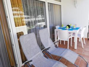 einen Balkon mit einem Tisch und Stühlen sowie einem Tisch und Stühlen in der Unterkunft Apartamento Silver Alcudia Blue in Alcúdia