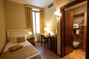 Łóżko lub łóżka w pokoju w obiekcie Albergo Le Due Corti