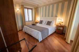 Łóżko lub łóżka w pokoju w obiekcie Albergo Le Due Corti