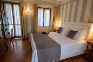 Łóżko lub łóżka w pokoju w obiekcie Albergo Le Due Corti