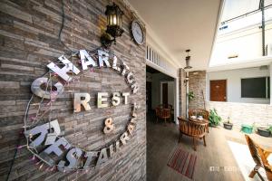 un muro di mattoni con un cartello che legge uscita di pensionamento di Charlton Kandy City Rest a Kandy
