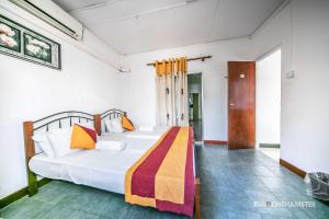 A bed or beds in a room at Charlton Kandy City Rest