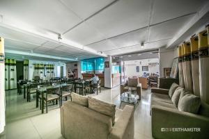 un soggiorno con divani, tavolo e sedie di Charlton Kandy City Rest a Kandy