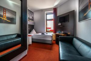 TV a/nebo společenská místnost v ubytování SL'otel - Das StadtHotel - voll Klimatisiert