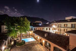 widok na budynek z basenem w nocy w obiekcie Albergo Le Due Corti w Como
