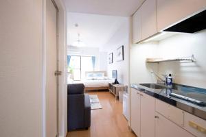 東京にあるRoppongi Azabu Gorgeous Sea Houseのキッチン、リビングルーム(ベッド1台付)