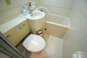 東京にあるRoppongi Azabu Gorgeous Sea Houseのトイレと洗面台のある小さなバスルーム +38枚の写真
