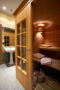 a bathroom with a sauna with a tub and a sink at Hotel Juanito in La Roda